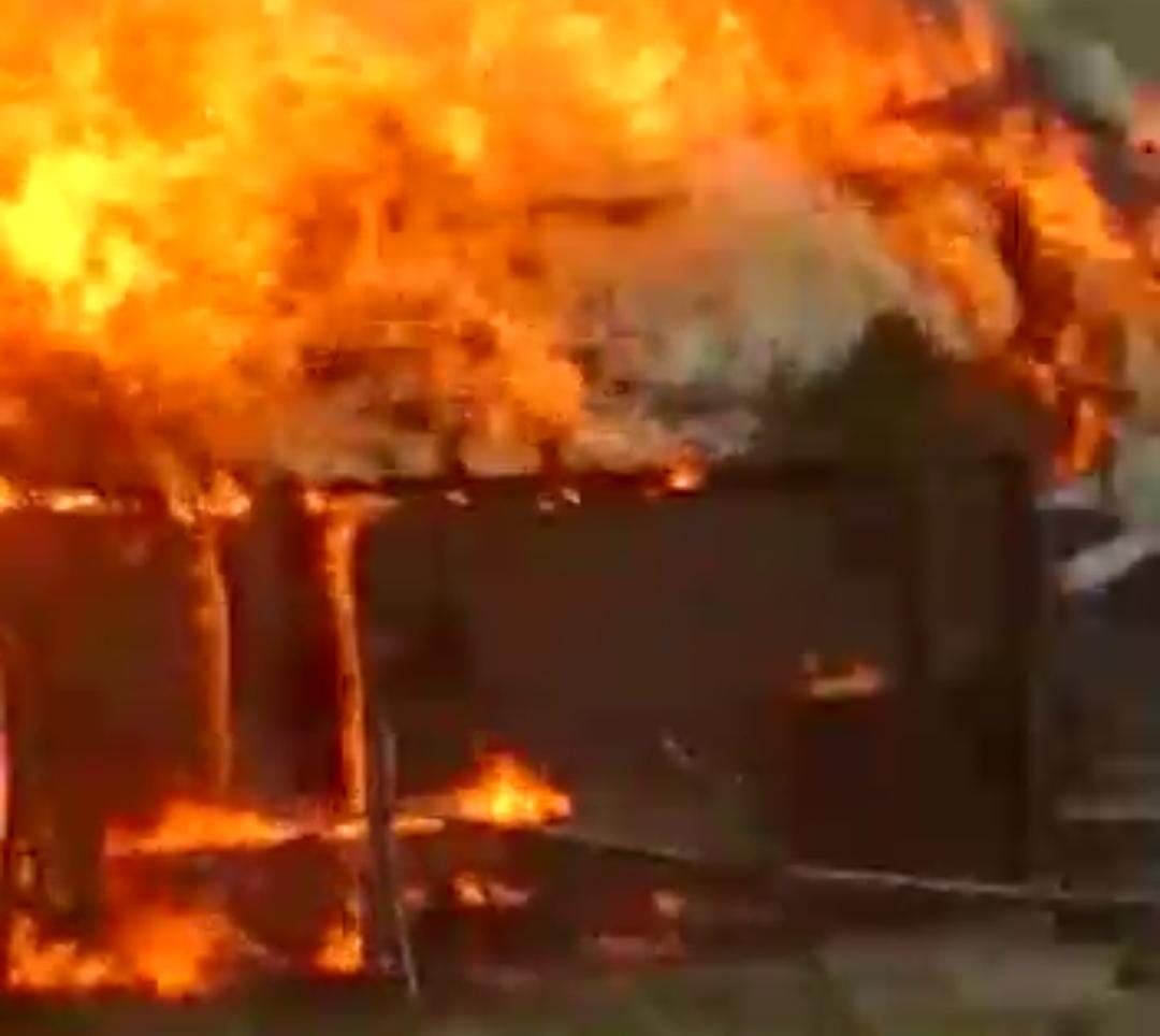 अज्ञात कारणों से लगी आग में घर की सारी गृहस्थी जलकर हुई राख | New India Times