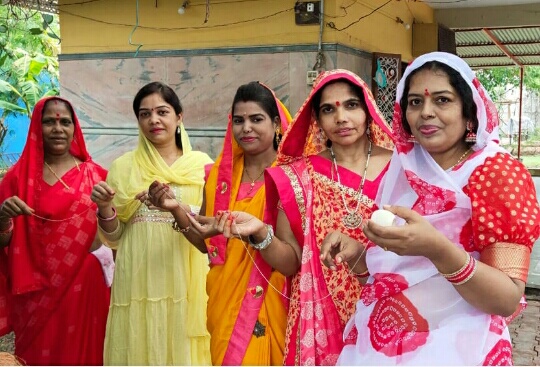 सुहागिन महिलाओं ने पति की लम्बी उम्र और सन्तान प्राप्ति के लिए व्रत रख कर की पूजा अर्चना | New India Times