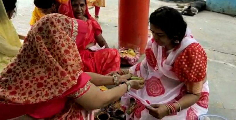 सुहागिन महिलाओं ने पति की लम्बी उम्र और सन्तान प्राप्ति के लिए व्रत रख कर की पूजा अर्चना | New India Times