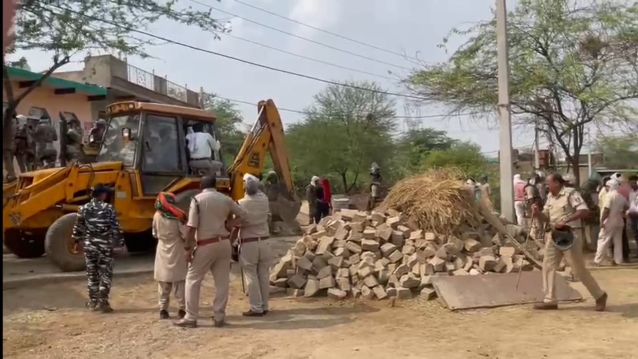 अंबाह तहसीलदार के वाहन पर पत्थर फेंकने वाले आरोपियों के घर पर चला बुलडोजर | New India Times