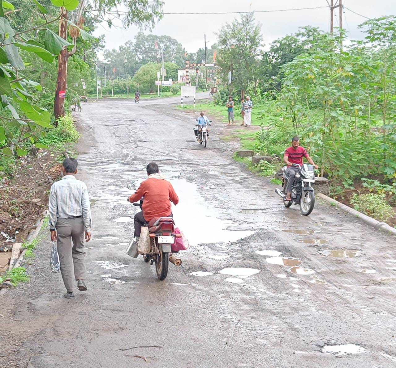 रोड में गड्ढे है या गड्ढे में रोड: बारिश के समय मुसीबत बन गई है सड़क, जनता परेशान | New India Times