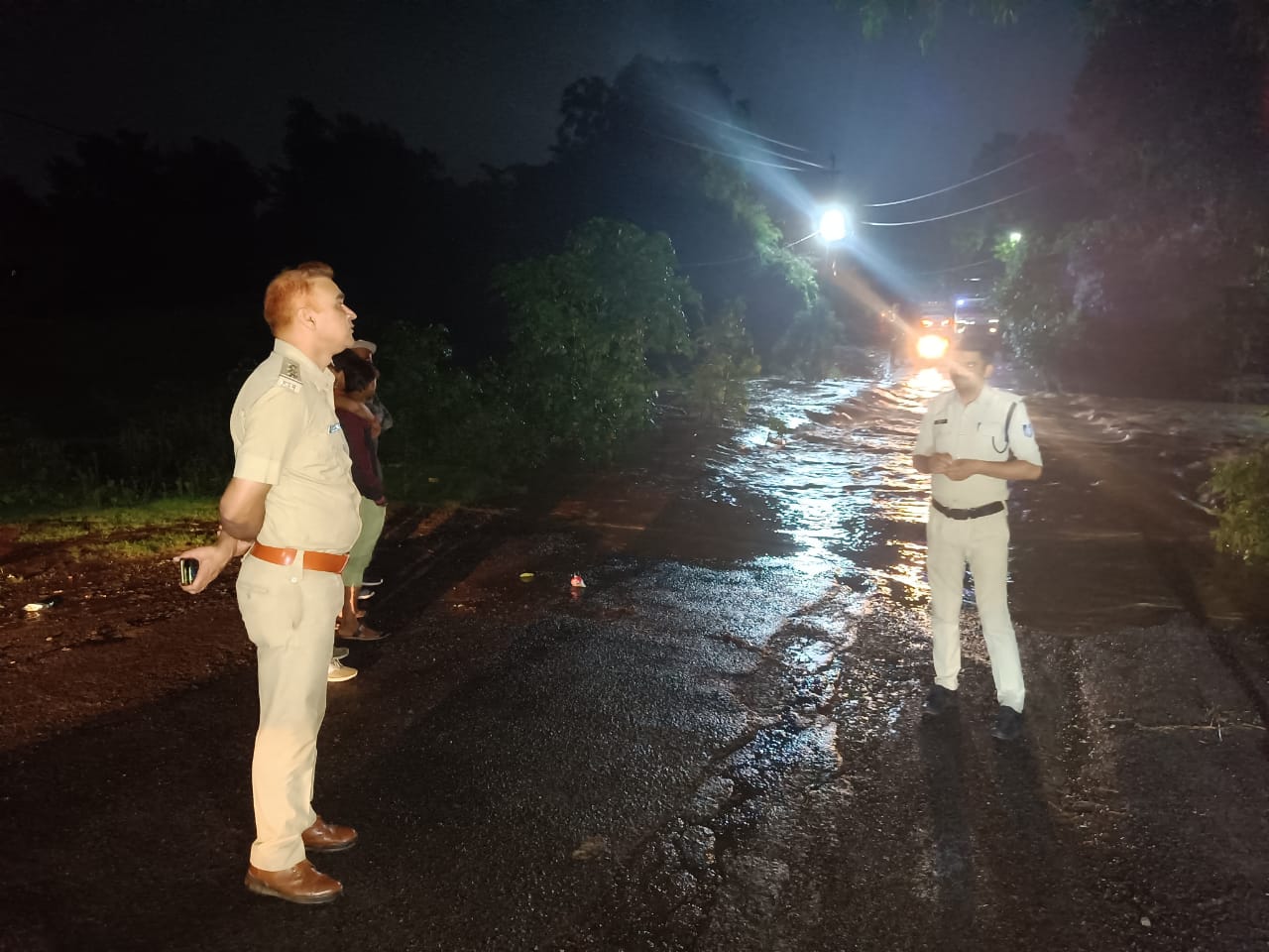 पुलिया पर पानी का बहाव तेज आने से आवागमन हुआ बाधित, पुलिस की मुस्तैदी से राहत | New India Times