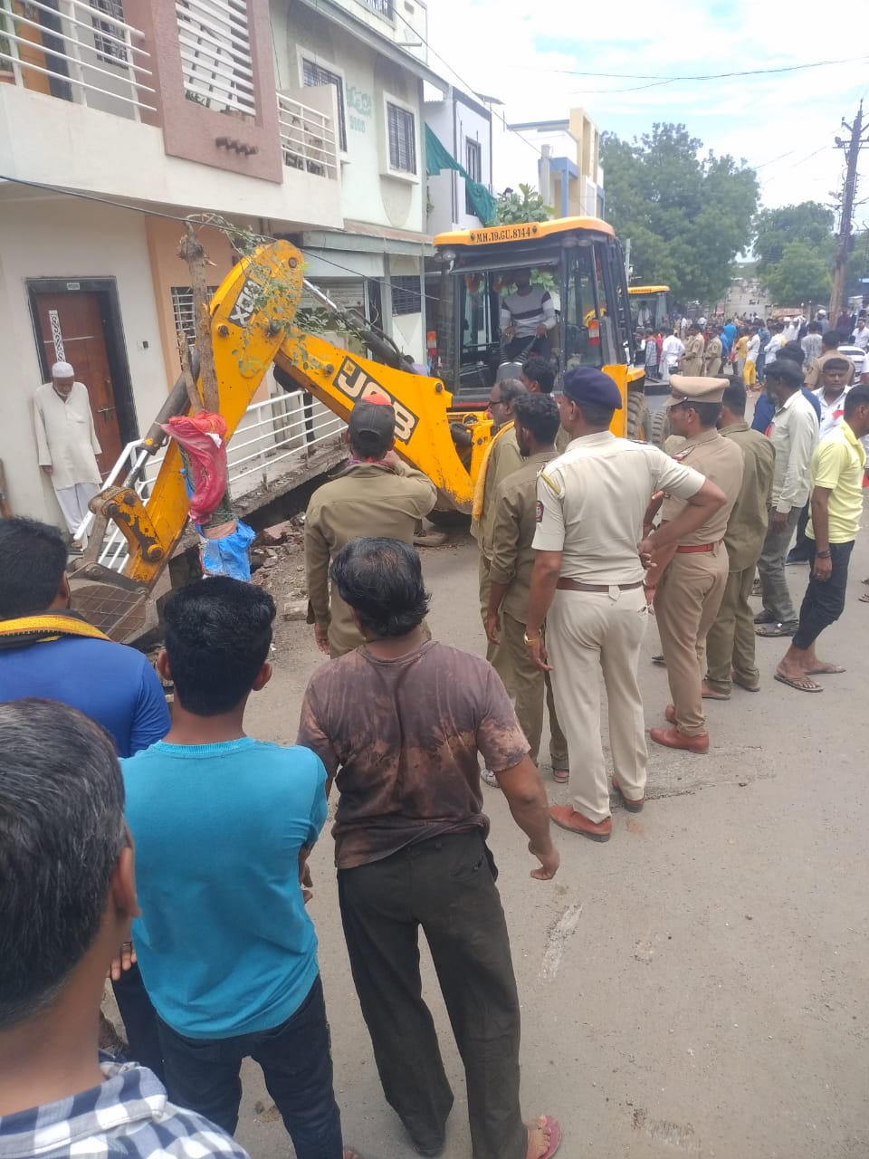 तोड़ दो सब कुछ ये लोग फिर से खड़े नहीं होने चाहिए: नगर परिषद ने बुलडोजर से कुचल दी लाखों रुपयों की संपत्ती | New India Times