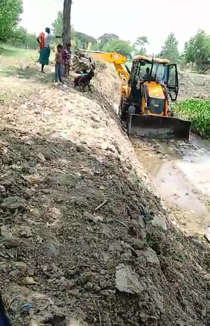 मनरेगा कार्य में जेसीबी से की गई तालाब की खुदाई, प्रधान एवं तकनीकी सहायक पर सुसंगत धाराओं में अभियोग पंजीकृत करवाने का दिया गया आदेश | New India Times