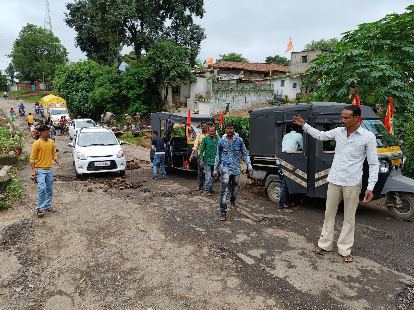 बरसात में भारी परेशानी को देखते हुए आम जनता को राहत देने की कोशिश, ऑटो यूनियन ने रोड की मरम्मत का उठाया बीड़ा | New India Times