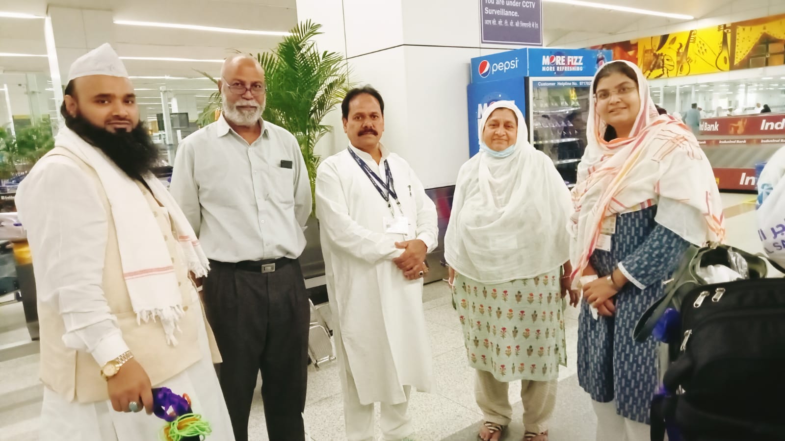 हज के मुकद्दस सफर से आने वाले हाजियों की 6वीं फ्लाइट पहुंची दिल्ली, एयरपोर्ट पर हाजियों का किया गया स्वागत | New India Times
