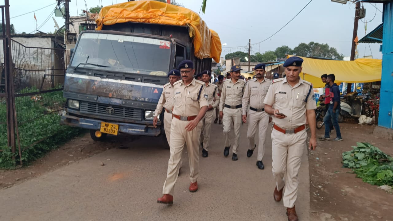 पुलिस ने शहर का पैदल भ्रमण कर लिया व्यवस्थाओं का जायजा | New India Times