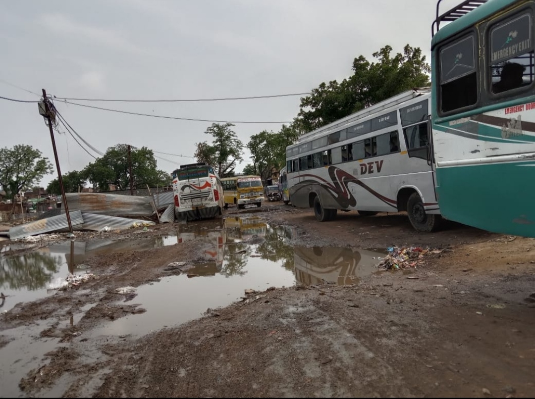 राजधानी भोपाल का पुतलीघर बस स्टैंड अपनी बदहाली पर बहा रहा है आँसू, शासन-प्रशासन मौन | New India Times