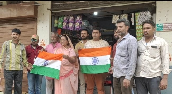 हर घर तिरंगा अभियान का हुआ शुभारंभ, पोस्ट मास्टर शिंदे द्वारा घर-घर किया जा रहा है तिरंगा वितरण का कार्य | New India Times