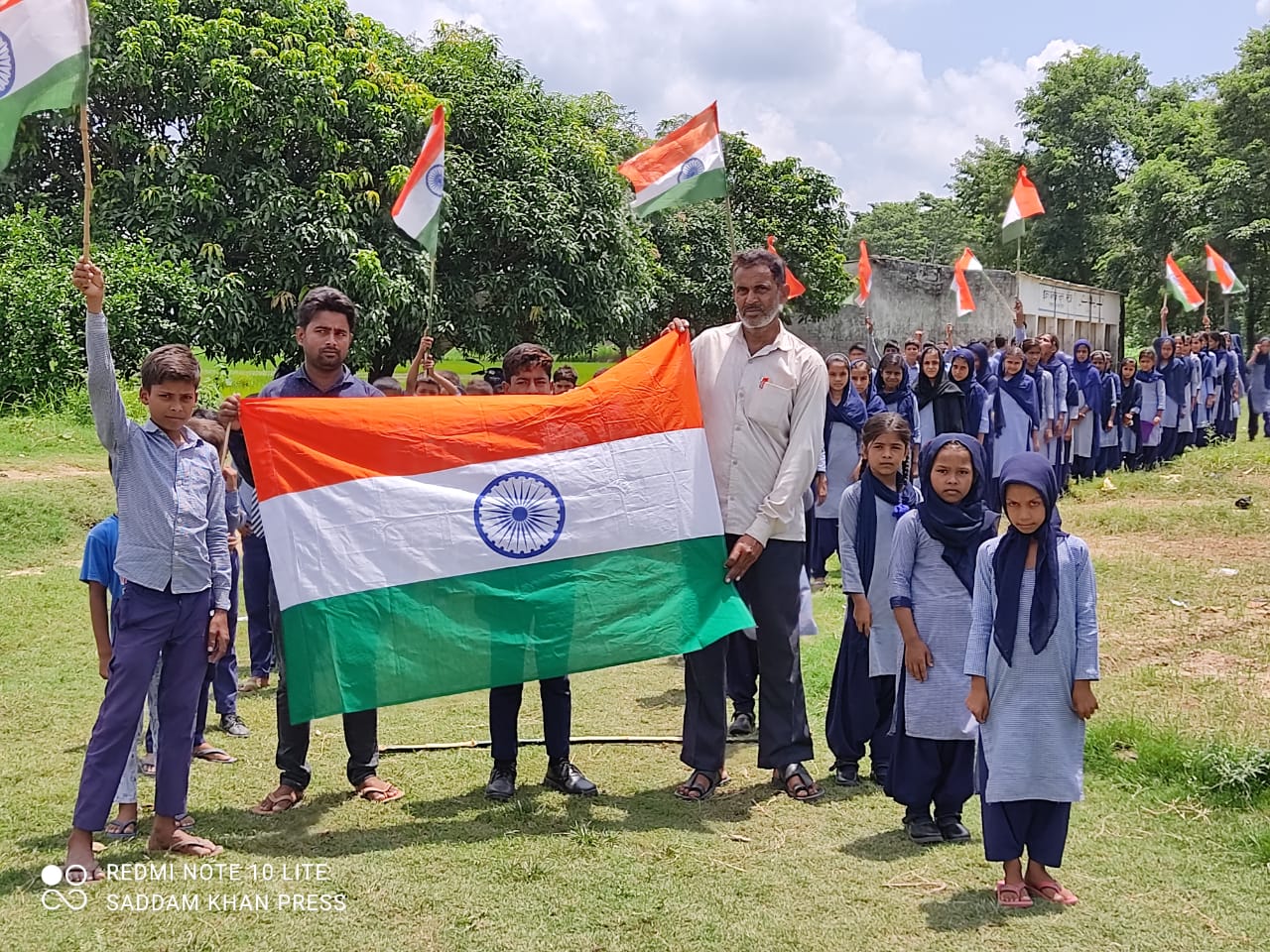 आजादी के अमृत महोत्सव के अंतर्गत इकरा पब्लिक स्कूल मटियार उर्फ भुतहवा बढ़नी सिद्धार्थनगर के छात्र छात्राओं द्वारा निकाला गया तिरंगा यात्रा | New India Times
