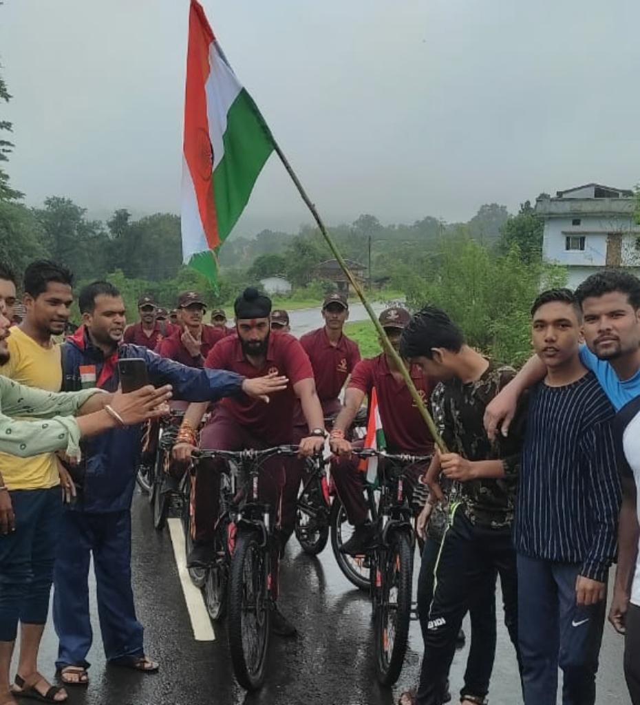 देश प्रेम की भावना जगाने के लिए पचमढ़ी से भोपाल के लिए साइकिल यात्रा पर निकले भारतीय सेना के जवानों का दमुआ में हुआ स्वागत | New India Times