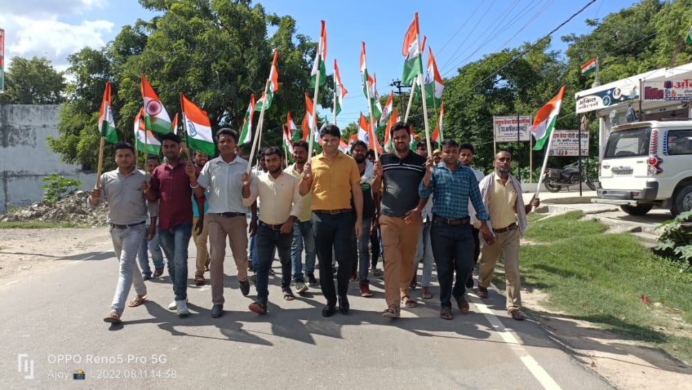इटवा तहसील में आजादी के अमृत महोत्सव के उपलक्ष्य में नगर पंचायत कर्मियों ने निकाली पैदल तिरंगा रैली | New India Times