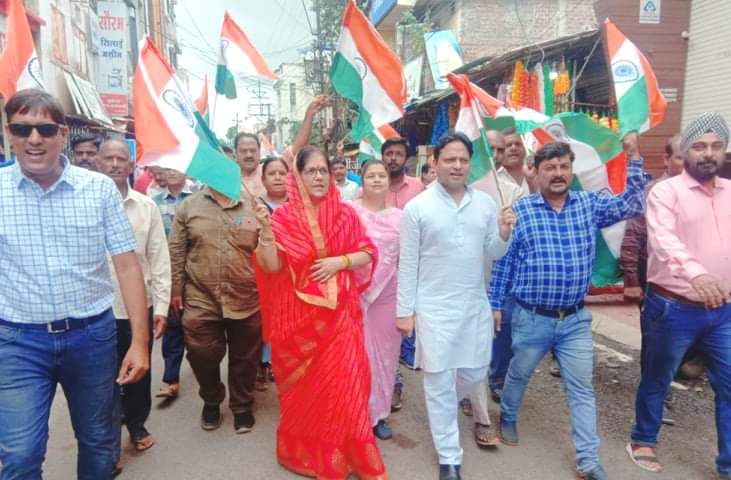 आजादी के अमृत महोत्सव पर व्यापारी प्रकोष्ठ द्वारा व्यापारियों की दुकानों पर लगाया गया तिरंगा | New India Times