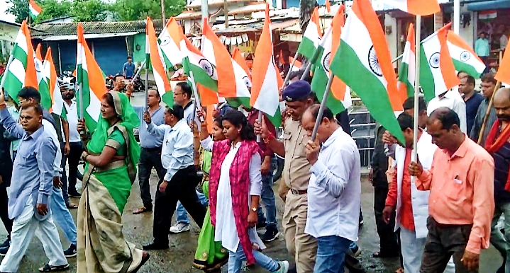 दमुआ नगर पालिका द्वारा नन्दन ग्राउंड से पैदल तिरंगा रैली निकालकर हर घर तिरंगा लगाने का दिया गया संदेश | New India Times