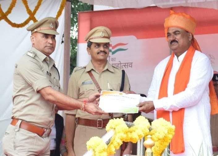प्रभारी मंत्री द्वारा स्वतंत्रता दिवस पर पुलिस प्रशासन के अधिकारियों को किया गया सम्मानित | New India Times