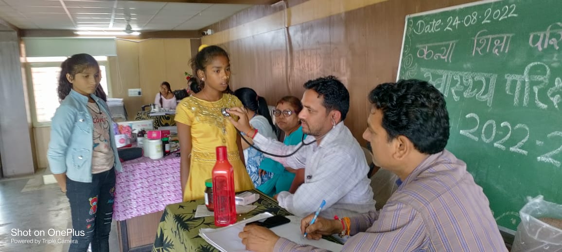 स्वास्थ्य टीम द्वारा किशोरी बालिकाओं को स्वास्थ्य परीक्षण एवं किशोरी बालिकाओं को लगाये गये टिटनेस के टीके | New India Times