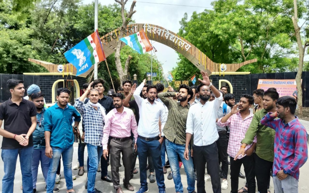 छात्र संघ चुनाव की मांग को लेकर एनएसयूआई ने मुख्यमंत्री शिवराज सिंह चौहान का बरकतउल्ला विश्वविद्यालय में किया पुतला दहन | New India Times