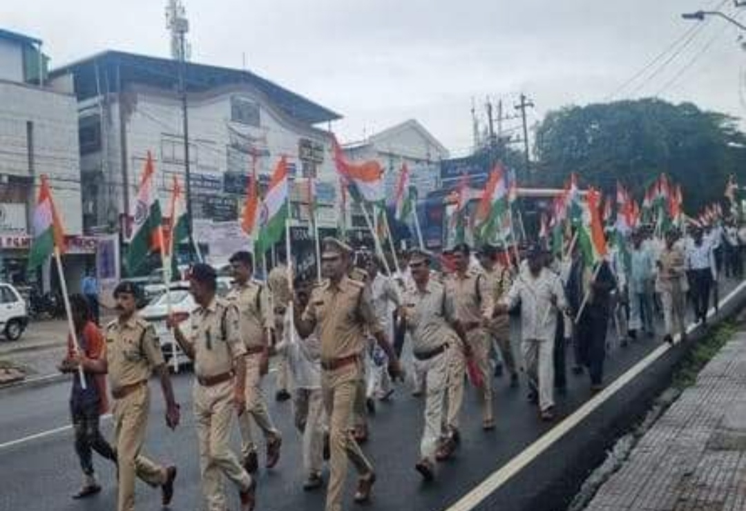 आजादी के अमृत महोत्सव के उपलक्ष्य में हर-घर तिरंगा अभियान के तहत भोपाल पुलिस ने विभिन्न क्षेत्रों में तिरंगा रैली निकाल कर देश-भक्ति, जन-सेवा एवं हर-घर तिरंगा का दिया संदेश | New India Times