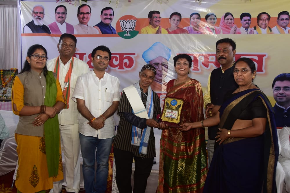 भाजपा शिक्षक प्रकोष्ठ बुरहानपुर की ओर से आयोजित शिक्षक सम्मान समारोह में 64 शिक्षकों को किया गया सम्मानित | New India Times