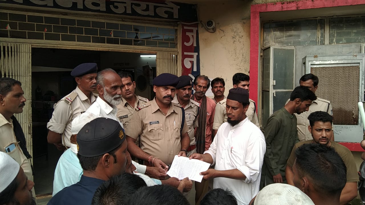 मध्यप्रदेश के राजगढ़ ज़िला जेल में बंद मुस्लिम यवकों की निरीक्षण के दौरान जेलर द्वारा काटी गई दाढ़ी, लोगों में फैला आक्रोश | New India Times