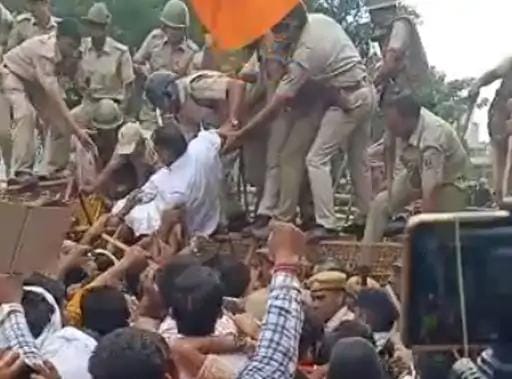बीजेपी प्रदेश अध्यक्ष सतीश पूनिया को धक्का मारकर पुलिस ने नीचे गिराया, जयपुर में पुलिस और बीजेपी कार्यकर्ता भिड़े, विधानसभा घेरने जाने का कर रहे थे प्रयास | New India Times