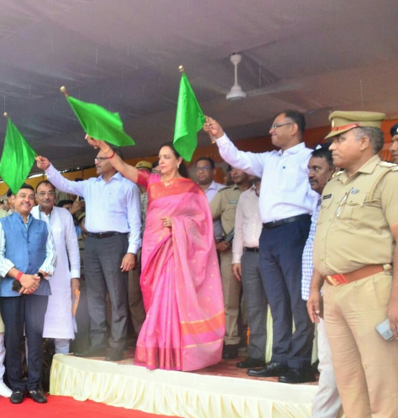 मथुरा वृंदावन के बीच चलने वाली नई रेल बस को सांसद श्रीमती हेमा मालिनी ने हरी झंडी दिखाकर किया रवाना | New India Times