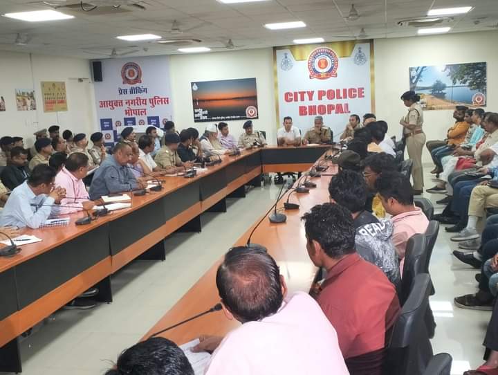 दुर्गा उत्सव व दशहरा पर्व के मद्देनजर शान्ति व सुरक्षा व्यवस्था को लेकर पुलिस व प्रशासन की हुई बैठक | New India Times