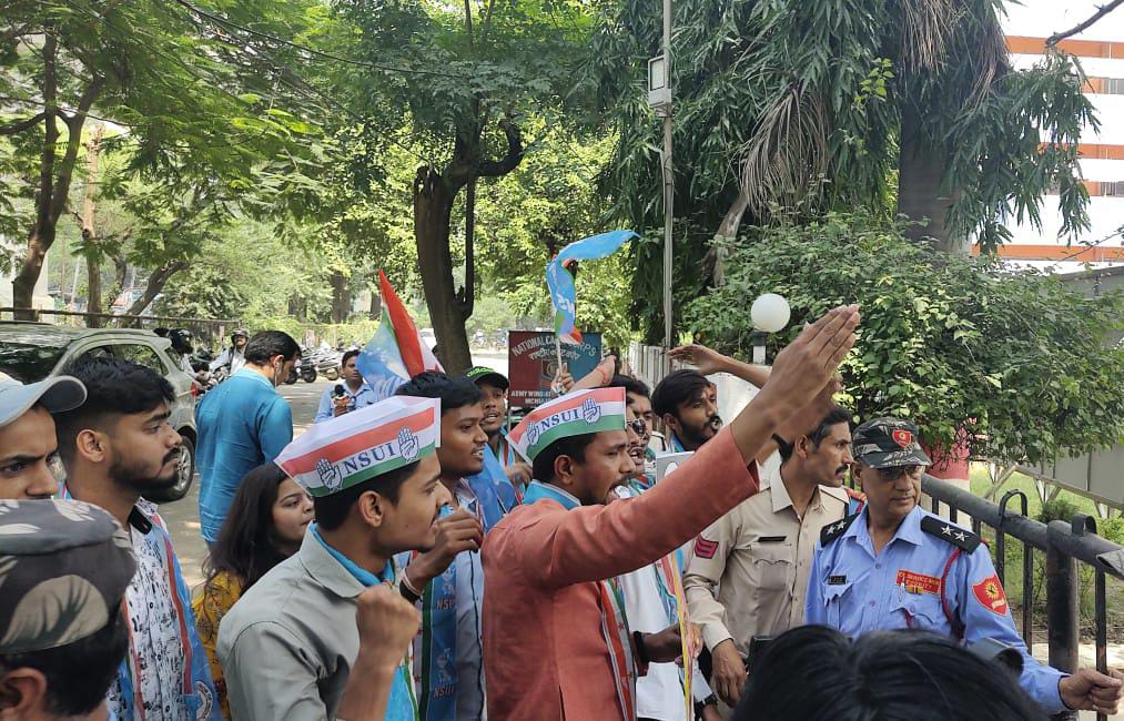 माखनलाल विश्वविद्यालय में व्याप्त अनियमितताओं के खिलाफ NSUI ने प्रदर्शन कर जताया विरोध | New India Times