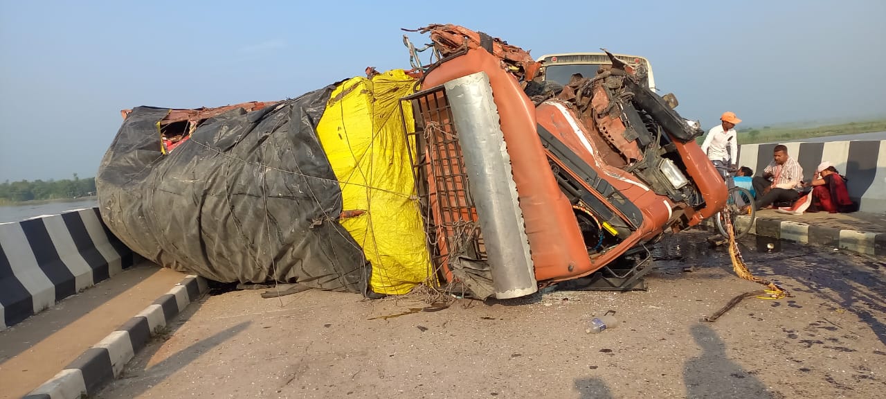 लखीमपुर खीरी जिला में बस और ट्रक की आमने-सामने की टक्कर 6 की मौत, 20 से अधिक यात्री घायल | New India Times
