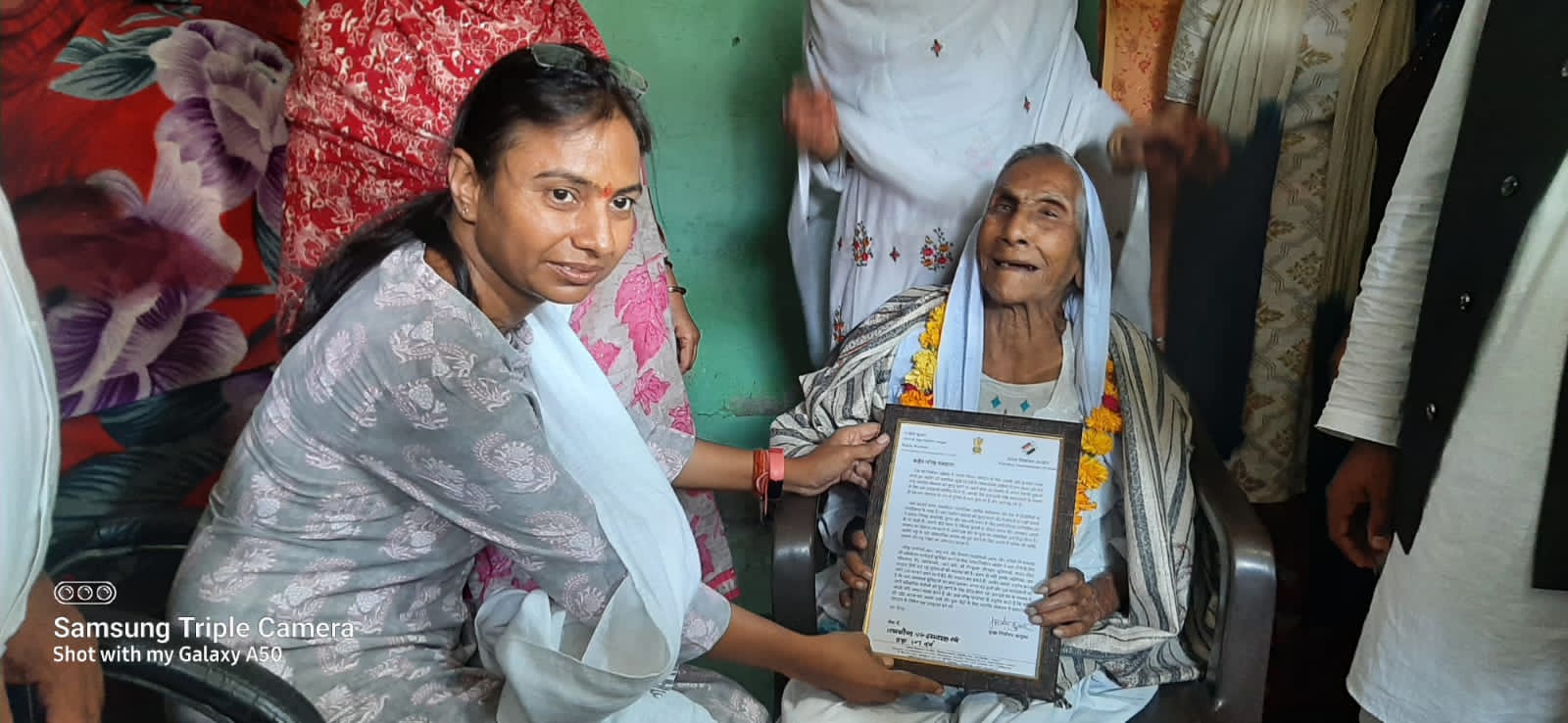 अंतर्राष्ट्रीय वृद्धजन दिवस पर वृद्ध महिला तस्लीमन (107 वर्ष) को एसडीएम भारती भरद्वाज द्वारा किया गया सम्मानित | New India Times