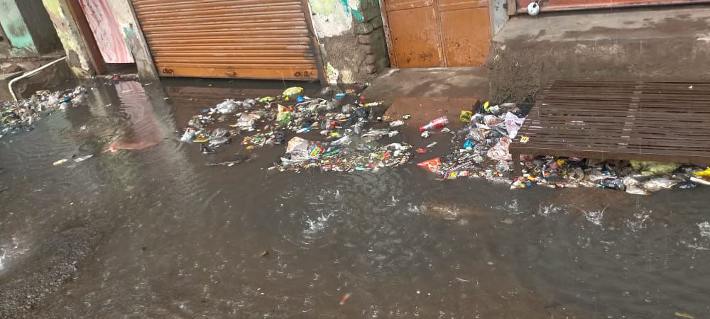 जामनेर नगर परिषद की लापरवाही: बर्बाद की गई नालियों में पानी का उबार, व्यापारी परेशान | New India Times