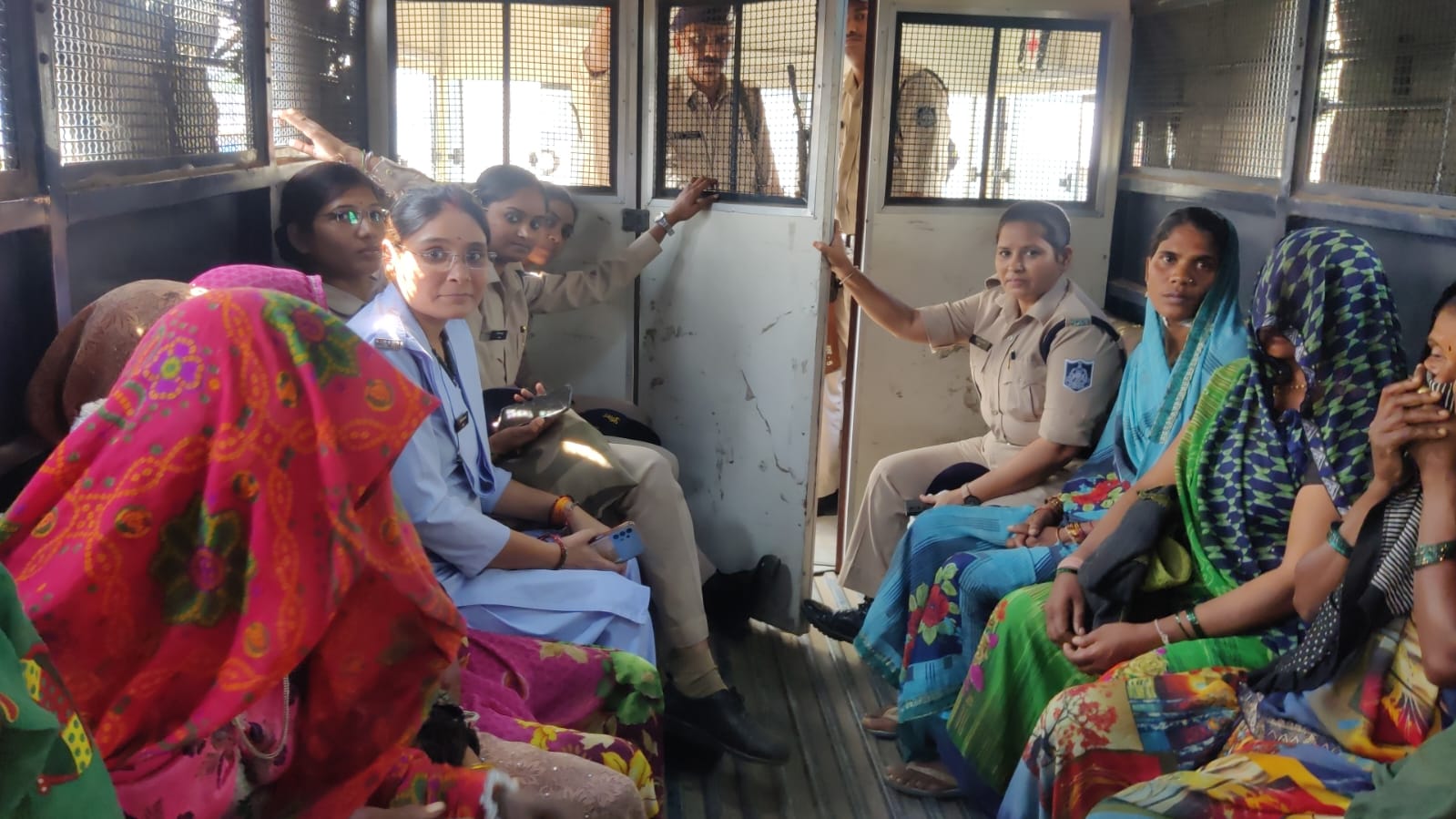 बुरहानपुर ज़िले के ग्राम सीवल में सर्च वारंट तामिल करवाने गई फॉरेस्ट टीम पर पथराव करने वाली 19 महिला आरोपियों को नेपानगर पुलिस ने किया गिरफ्तार | New India Times