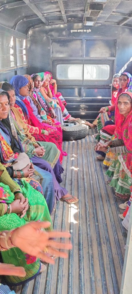 बुरहानपुर ज़िले के ग्राम सीवल में सर्च वारंट तामिल करवाने गई फॉरेस्ट टीम पर पथराव करने वाली 19 महिला आरोपियों को नेपानगर पुलिस ने किया गिरफ्तार | New India Times