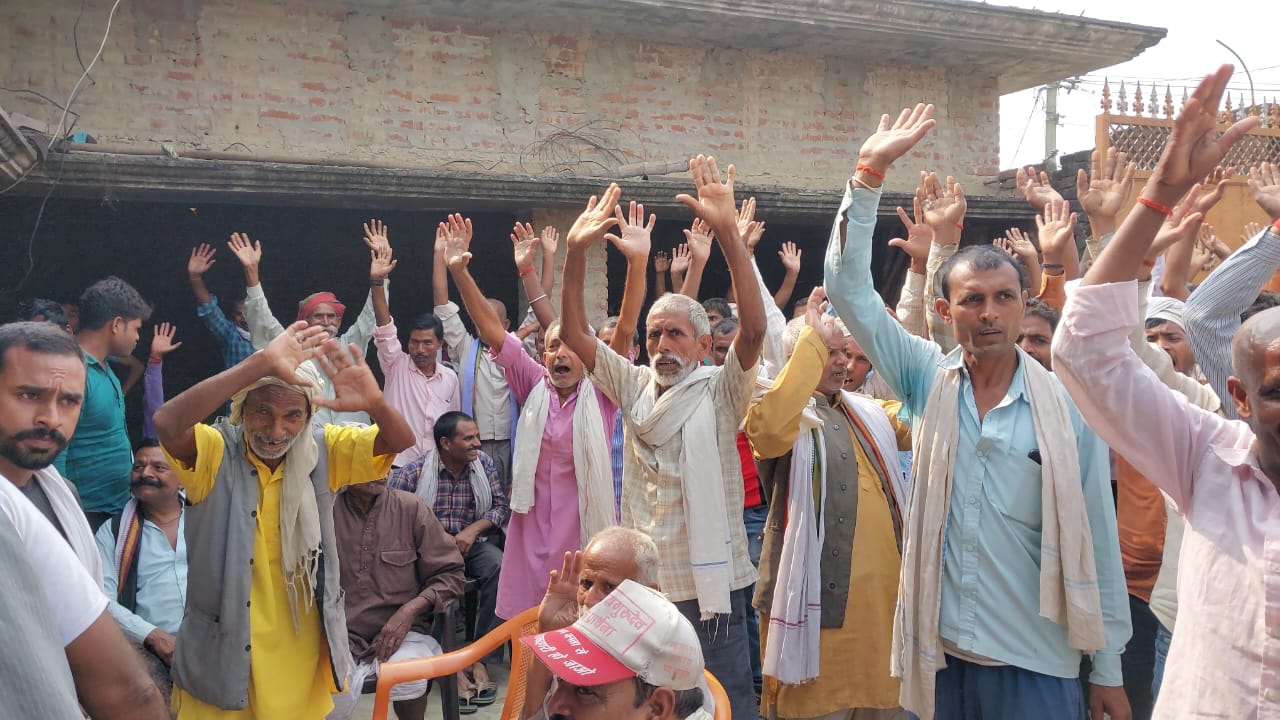 चकबंदी होने के विरोध में एक जुट हुए ग्रामवासी, बैरंग लौटे अधिकारी | New India Times