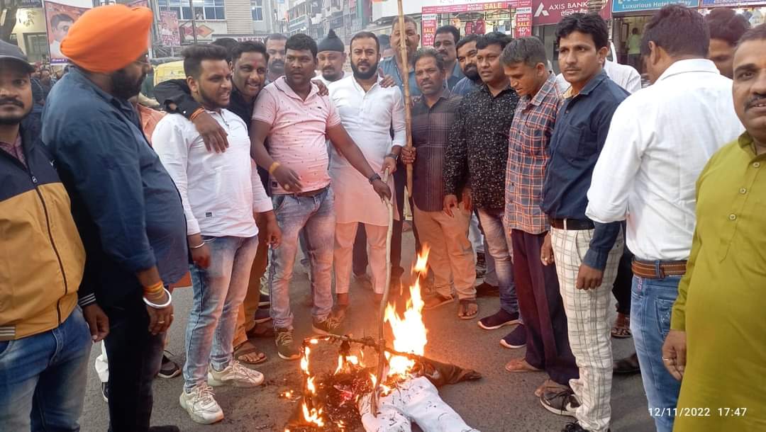 धार जिला में विरोध प्रदर्शन कर टीएमसी मंत्री अखिल गिरी का भाजपाइयों ने फूंका पुतला | New India Times