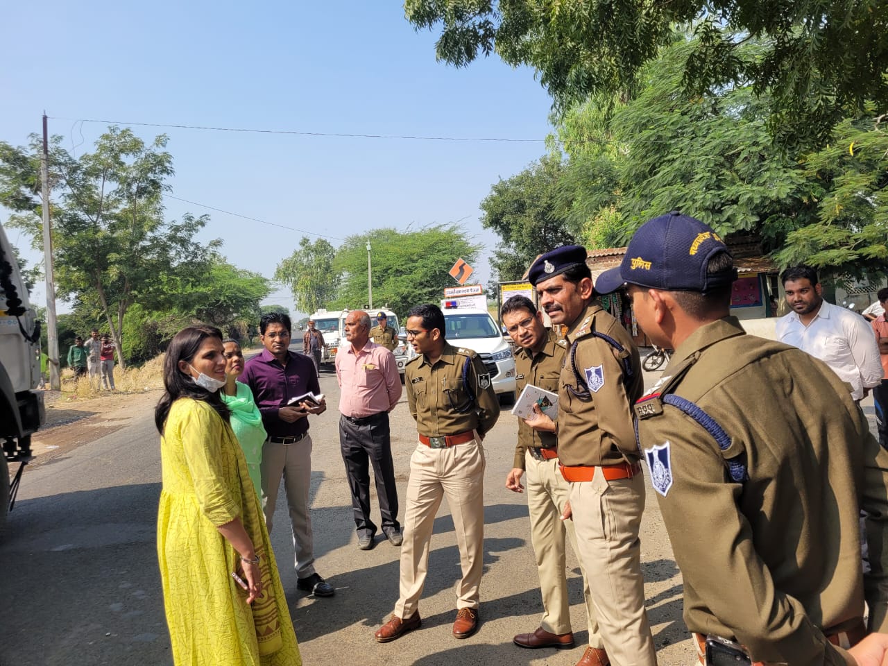 जिला कलेक्टर और पुलिस कप्तान दुर्घटना स्थल का जायजा लेने पहुंचे पीपलखूंटा, तीन लोगों की दुघर्टना में मौके पर ही हुई थी मौत | New India Times