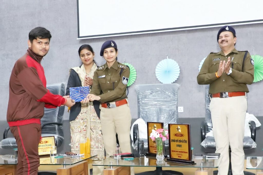 अंतर्राष्ट्रीय महिला हिंसा उन्मूलन दिवस के उप्लक्ष्य में नगरीय पुलिस भोपाल द्वारा महिला व बाल सुरक्षा एवं संरक्षण हेतु स्कूली छात्राओं व विभिन्न क्षेत्रों की महिलाओं से किया जागरूकता संवाद | New India Times