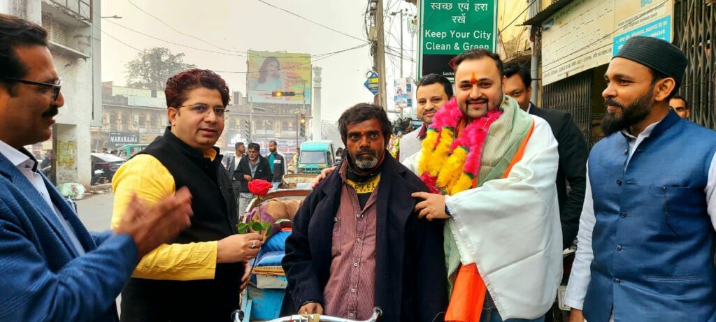 बढ़ती ठंड में जरुरतमंदों को गर्म कपड़े बांटकर 'टीम हमसफर' ने मनाया पत्रकार विनीत गुप्ता का जन्मदिन | New India Times