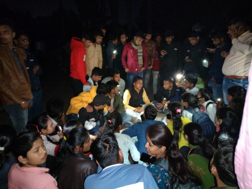 एनआरआई कॉलेज के बाहर देर रात तक धरने पर बैठे नर्सिंग के छात्र-छात्राएं कॉलेज संचालक के खिलाफ कर रहे हैं कार्यवाही की मांग | New India Times