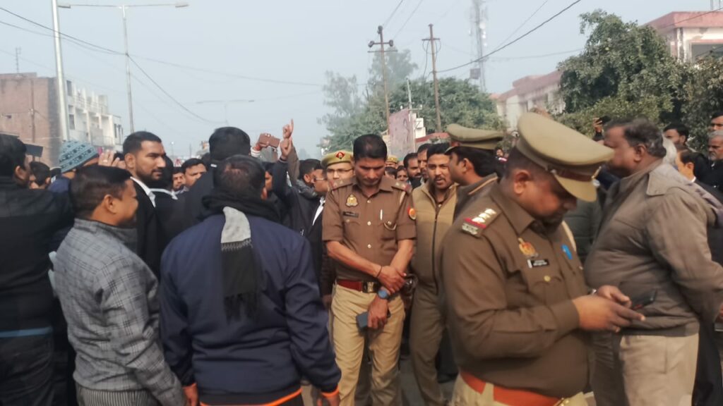 पुलिस द्वारा वकील की पिटाई से नाराज वकील साथियों ने लखनऊ-रायबरेली मार्ग किया जाम, मुकदमा खत्म करने पर बनी बात | New India Times