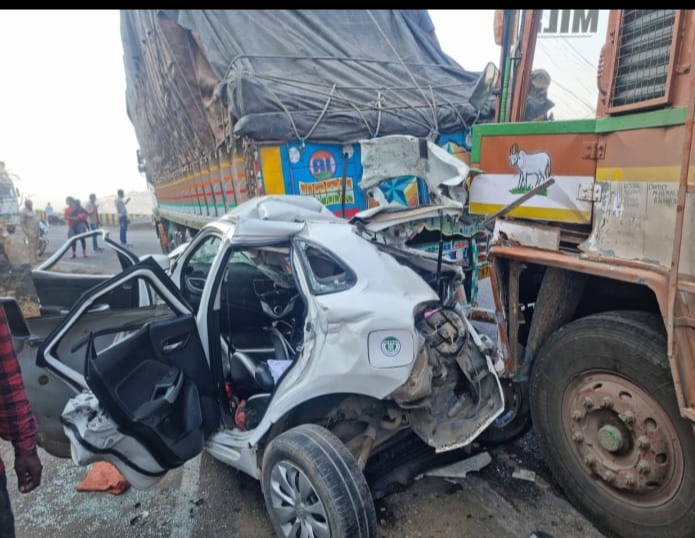 दो ट्रक की चपेट में आकर कार में सवार एक महिला की मौत अन्य दो सवार घायल | New India Times