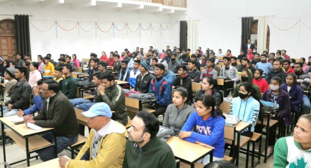 जिलाधिकारी ने अभ्युदय योजना के अंतर्गत आयोजित कार्यक्रम में विद्यार्थियों को किया संबोधित, छात्र-छात्राओं का किया उत्साहवर्धन | New India Times