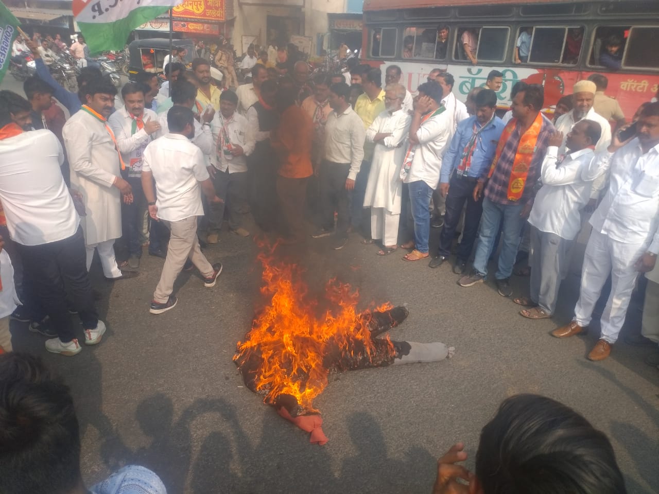 भाजपा नेताओं की ओर से नहीं थम रहा है शिवाजी महाराज के अपमान का सिलसिला, जामनेर में NCP कार्यकर्ताओं ने फूंका मंत्री गिरीश महाजन का पुतला | New India Times