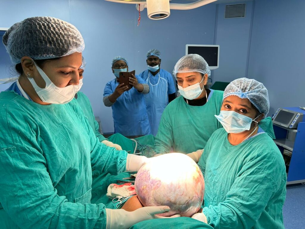 स्त्री रोग विभाग के डाॅक्टरों ने मेडिकल कॉलेज दतिया में आपरेशन कर एक बुजुर्ग महिला के पेट से निकाला 12 किग्र वजनी ट्यूमर | New India Times