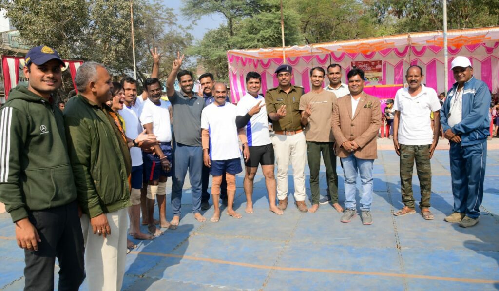आनंद उत्सव के तीसरे दिन पुलिस थाना मेघनगर एवं नगर परिषद मेघनगर के बीच हुआ कबड्डी का रोमांचक मुकाबला | New India Times