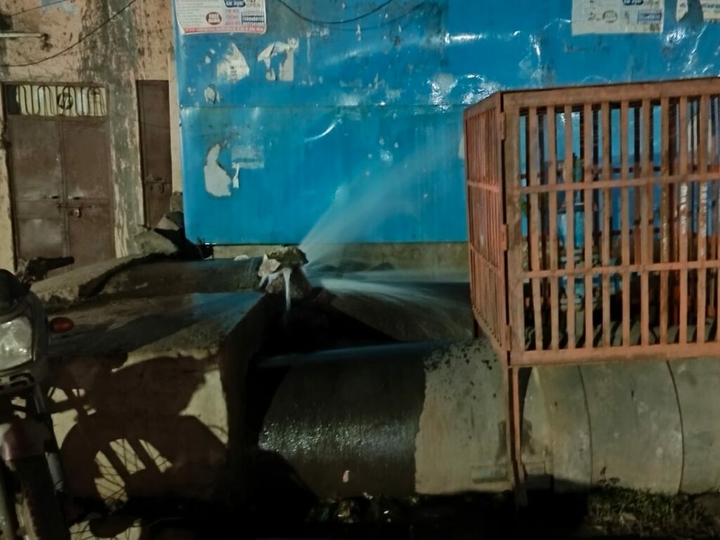 भोपाल नगर निगम की लापरवाही के चलते कई महीनों से बह रहा है स्वच्छ पानी | New India Times