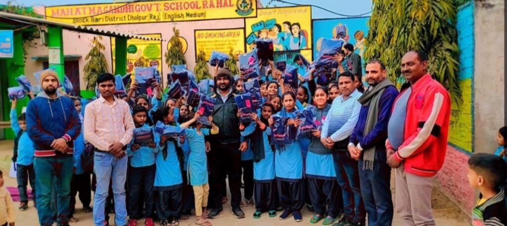 बाड़ी महात्मा गांधी राजकीय उच्च माध्यमिक विद्यालय रहल में प्रधानाचार्य एवं स्टाफ द्वारा 400 बच्चों को वितरित किया गया गर्म स्वेटर और जर्सी | New India Times
