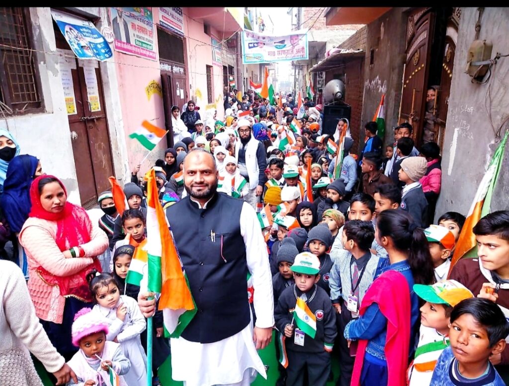 पूर्व राज्यमंत्री साहब सिंह ने मोहम्मद यासीन मैमोरियल स्कूल में फहराया तिरंगा | New India Times