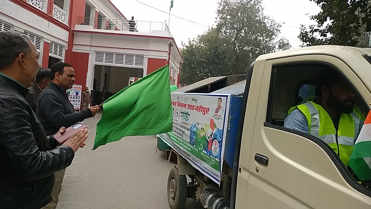 डीएम ने डोर टू डोर कूड़ा कलेक्शन अभियान वाहनों को हरी झंडी दिखा कर किया शुभारंभ | New India Times