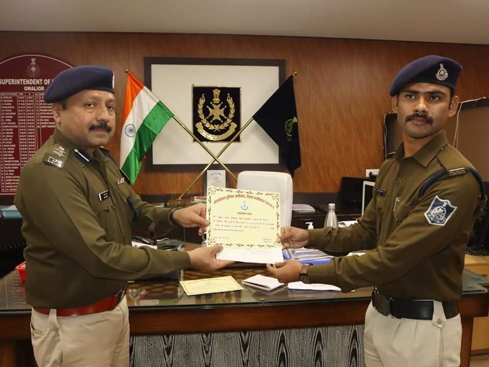 ग्वालियर पुलिस के जवानों की सजगता ने ग्वालियर मेला में एक नाबालिग बच्ची के साथ गंभीर वारदात को घटित होने से रोका | New India Times